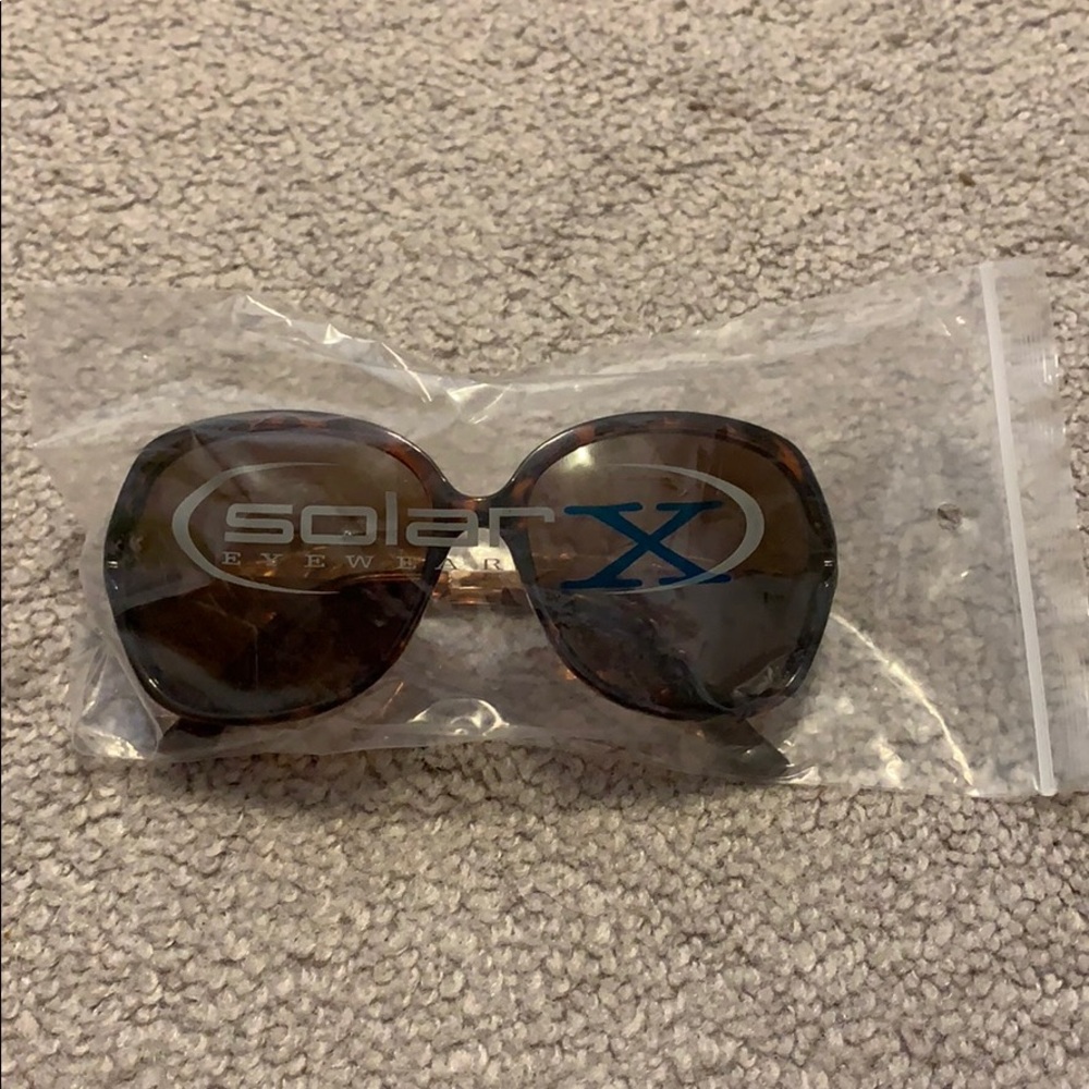 Brown tortoise frame sunglasses